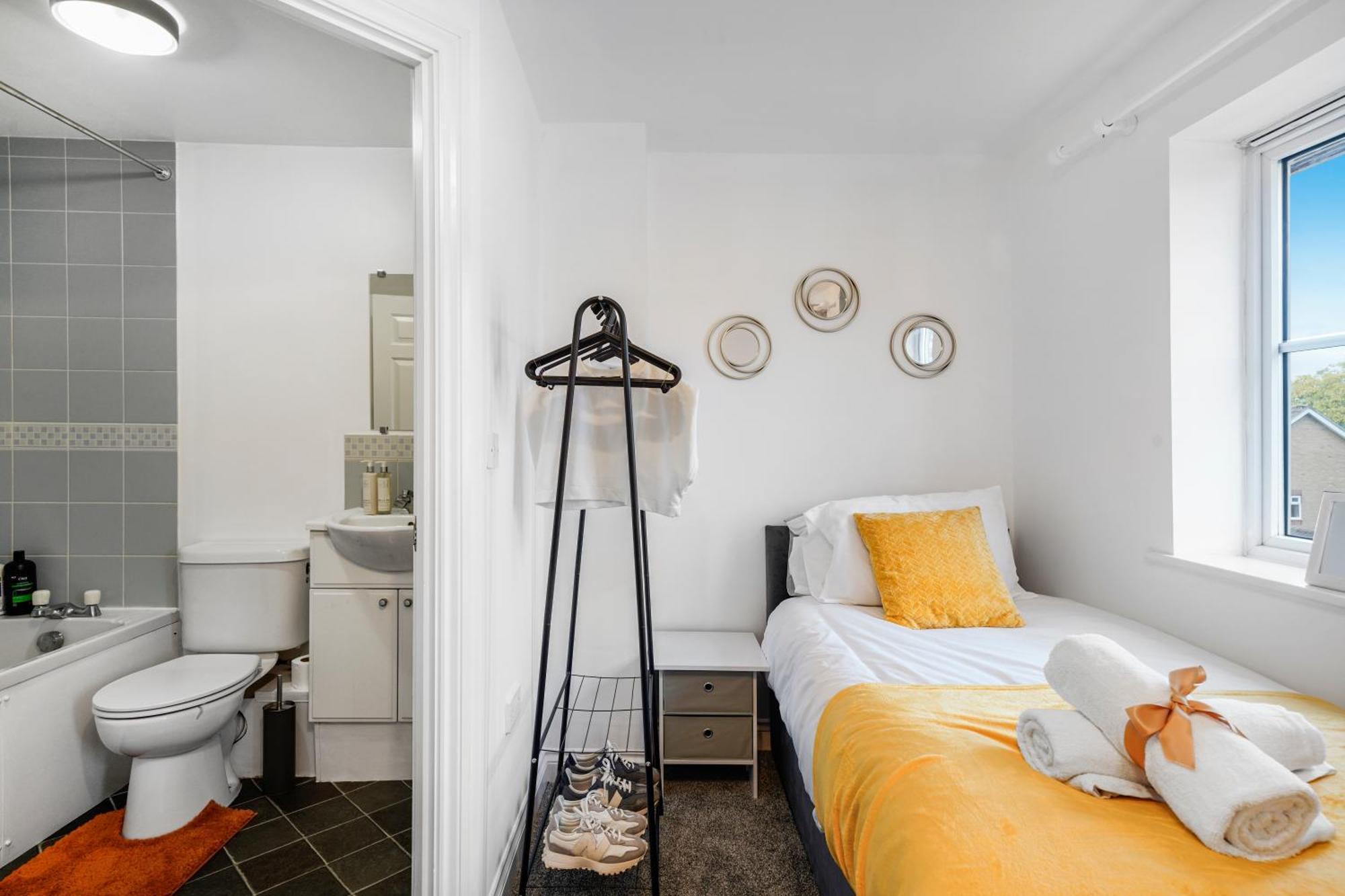 Station & Shops 3Min Walk I Heathrow 15 Mins I X2 Ensuites I Parking X2 Лэнгли-Мэриш Экстерьер фото