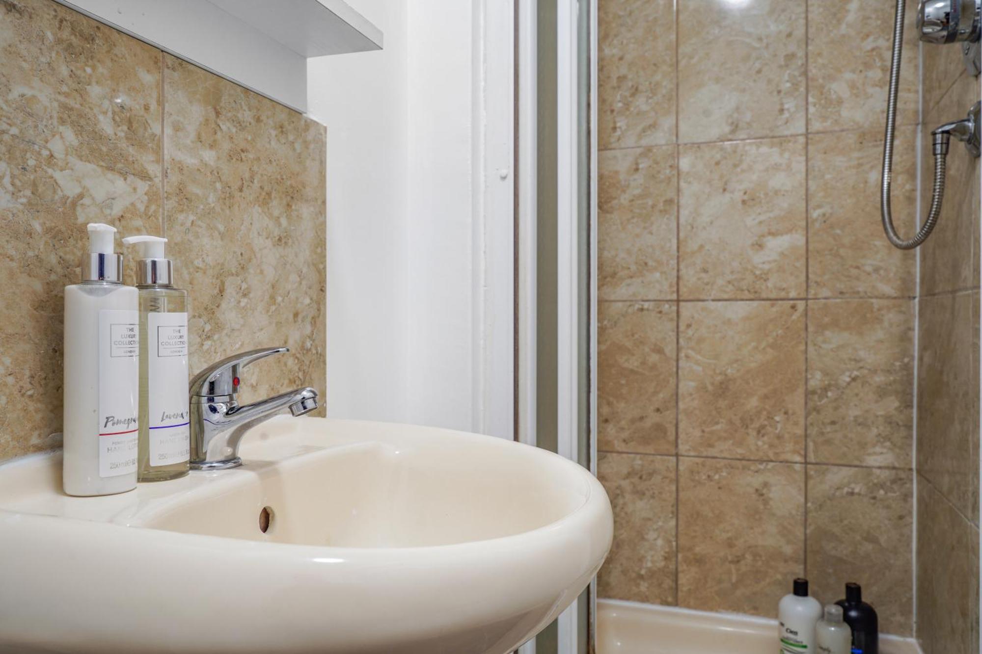 Station & Shops 3Min Walk I Heathrow 15 Mins I X2 Ensuites I Parking X2 Лэнгли-Мэриш Экстерьер фото