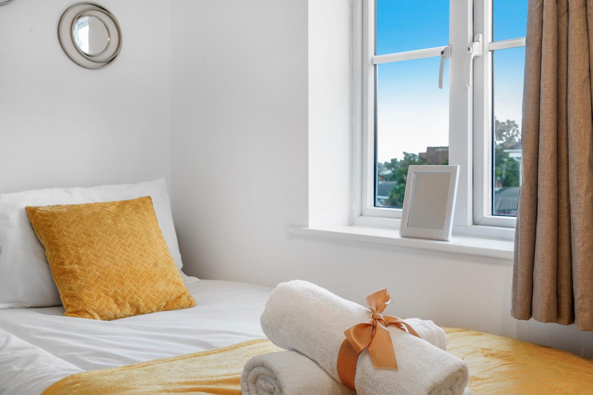 Station & Shops 3Min Walk I Heathrow 15 Mins I X2 Ensuites I Parking X2 Лэнгли-Мэриш Экстерьер фото